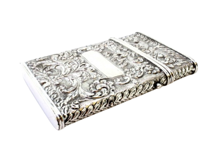 Cartoneira em prata com motivos florais revelados, cartelas para monogramas 