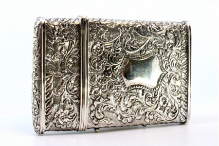 Cartoneira em prata com motivos florais revelados, cartelas para monogramas 