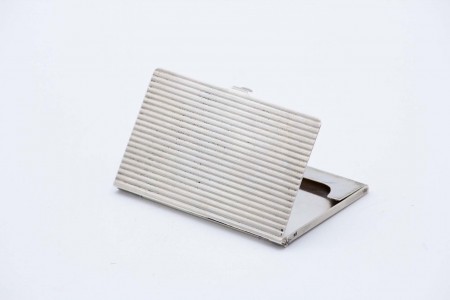 Cartoneira retangular de prata com relevos canelados 