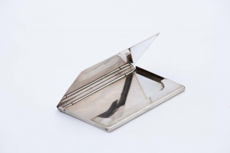 Cartoneira retangular de prata com relevos canelados 