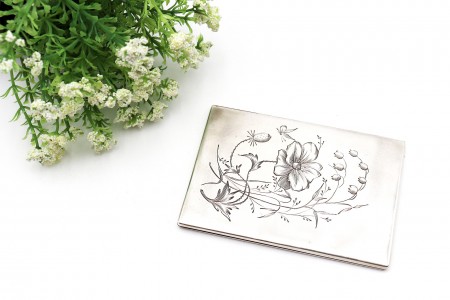Cartoneira em prata com elementos florais gravados ao estilo Arte Nova e interio