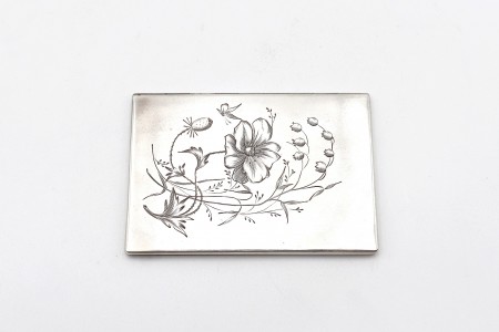 Cartoneira em prata com elementos florais gravados ao estilo Arte Nova e interio