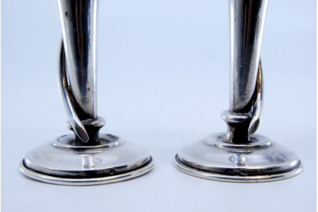 Jarras em vidro relevado com enrolamentos de prata e base frisada.