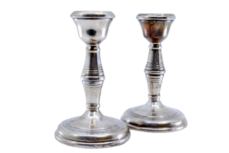 Castiçais em prata lisa e assentes em bases  circulares com enchimento.