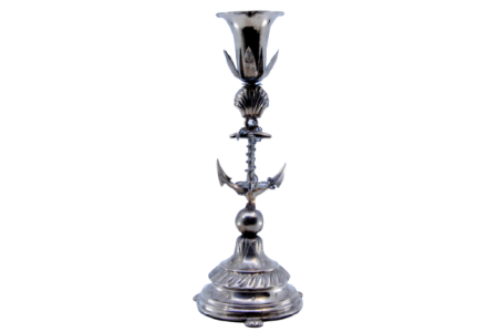  Paliteiro em prata com concha suportando cálice sobre âncora