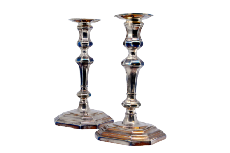 Castiçais em prata com bases octogonais preenchidas ao estilo modernista.
