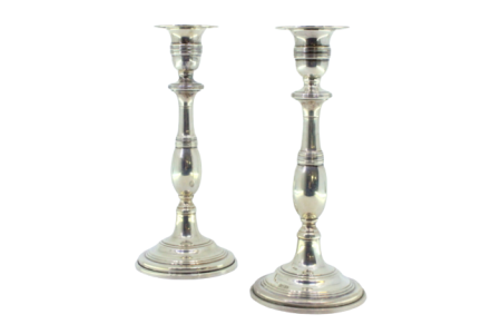 Castiçais em prata lisa com frisos nas bases circulares.