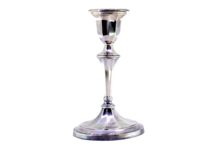 Castiçal em prata com relevos e base oval com enchimento.