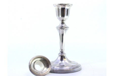 Castiçal em prata com relevos e base oval com enchimento.