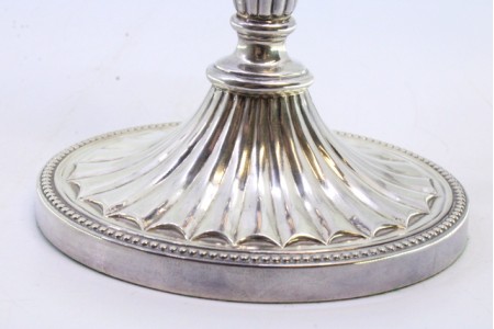 Castiçal em prata com relevos perlados na arandela e na base oval com enchimento.