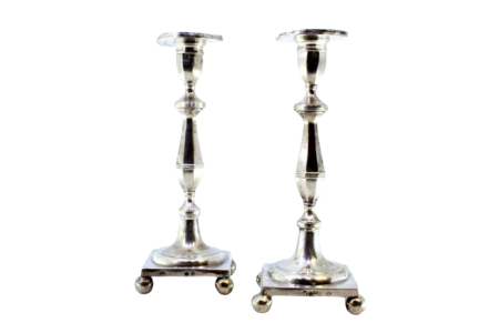Conjunto de castiçais em prata com fustes relevados e frisos, assentes em bases 