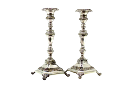 Castiçais em prata com fustes torneados e gravados