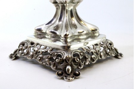 Castiçais em prata com fustes torneados, relevos nas bases recortadas 