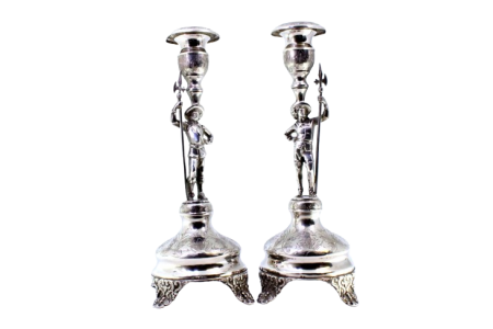 Conjunto de castiçais em prata com alabardeiros em pedestal