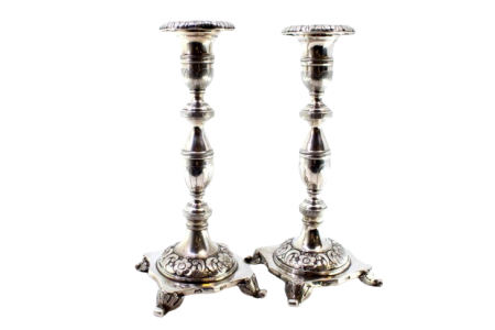  Conjunto de castiçais em prata com fustes e aduelas gravadas