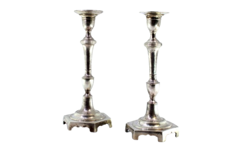 Castiçais em prata com fustes torneados e bases sextavadas com frisos,