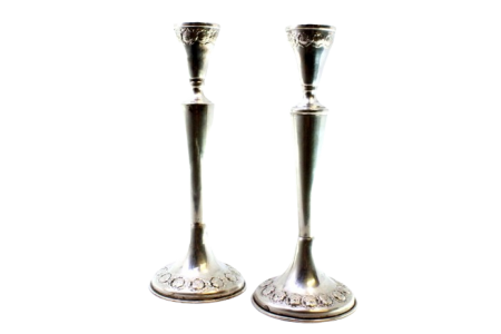 Castiçais em prata com relevos florais na base e friso