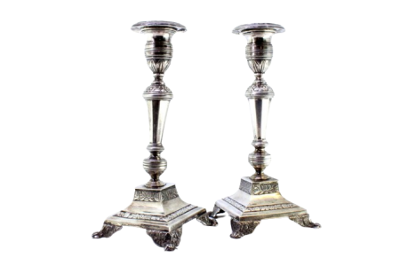 Castiçais em prata com fustes torneados, motivos florais gravados e quatro pés 