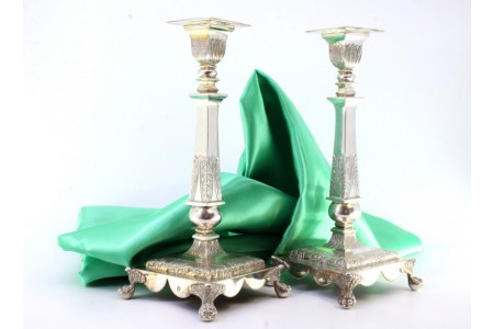  Castiçais em prata com gravados de flores e palmas, em forma de obelisco