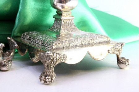  Castiçais em prata com gravados de flores e palmas, em forma de obelisco