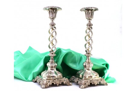  Castiçais em prata recortada, espiralada com gravados na base em forma de folha