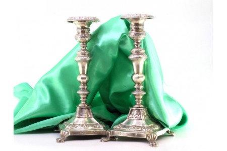 Castiçais de prata com fustes torneados e gravados, assentes sobre bases quadrad