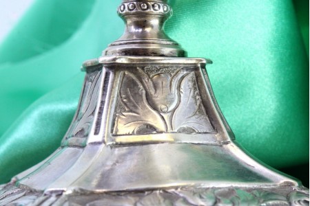 Castiçais de prata com fustes torneados e gravados, assentes sobre bases quadrad