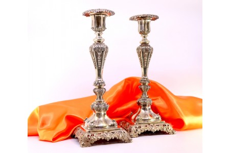 Castiçais em prata com fustes relevados em folhas de acanto assentes sobre bases