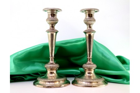 Castiçais em prata com relevos canelados em bases circulares.