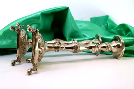 Castiçais de prata com fustes torneados, motivos florais gravados e assentes 