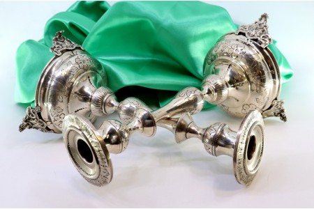 Castiçais em prata com motivos florais gravados, bases circulares 