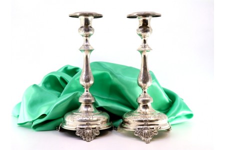 Castiçais em prata com motivos florais gravados, bases circulares 