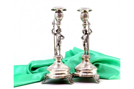 Conjunto de castiçais em prata com alabardeiros sobre pedestal