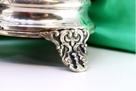 Conjunto de castiçais em prata com alabardeiros sobre pedestal