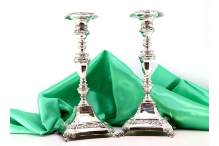 Castiçais de prata com fustes torneados e gravados, assentes sobre bases quadrad