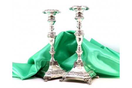 Castiçais de prata com fustes torneados e gravados, assentes sobre bases quadrad