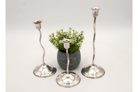 Conjunto de três castiçais em prata