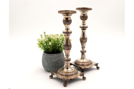 Castiçais de prata com fustes torneados com motivos florais relevados e folhas 