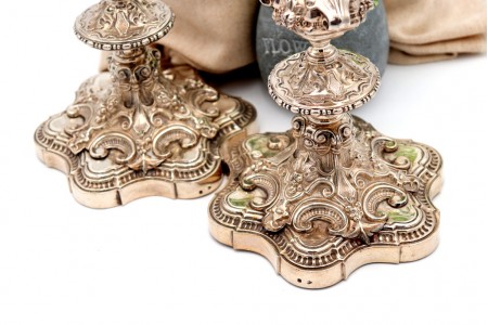  Castiçais em prata com relevos, frisos perlados, conchas e enrolamentos