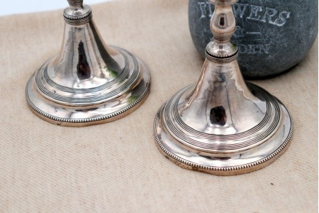  Castiçais baixos em prata lisos com fustes torneados, frisos e bases circulares