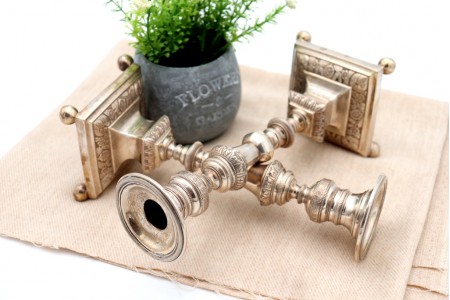 Castiçais de prata com fustes torneados e gravados