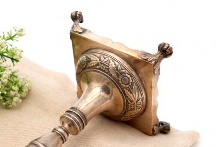 Castiçal solitário em prata com fuste torneado e arandela frisada