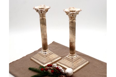 Castiçais em prata canelados e perlados com bases quadradas frisadas.