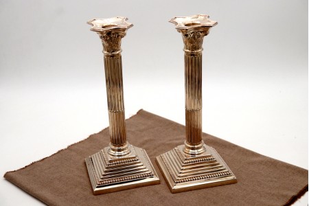 Castiçais em prata canelados e perlados com bases quadradas frisadas.