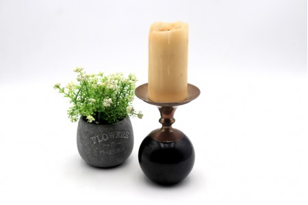 Castiçal com estrutura em prata e base em pedra dura de formato esférico e vela.