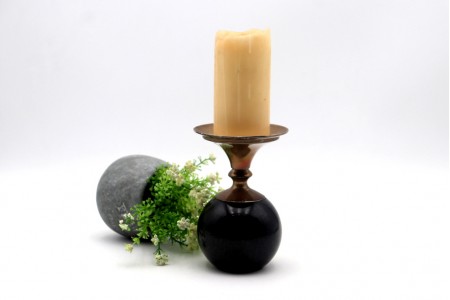 Castiçal com estrutura em prata e base em pedra dura de formato esférico e vela.