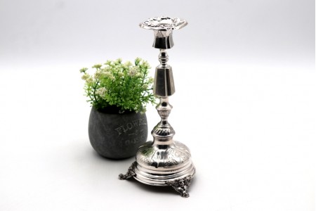 Castiçal em prata com relevos e aplicações assente em três pés em forma de anima