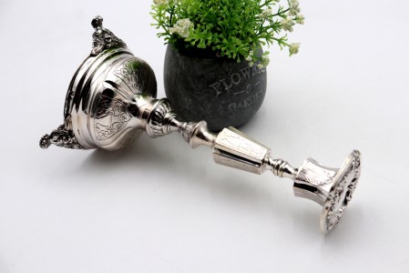 Castiçal em prata com relevos e aplicações assente em três pés em forma de anima