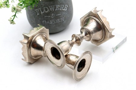 Castiçais baixos em prata para piano com fustes torneados e frisos nas bases 