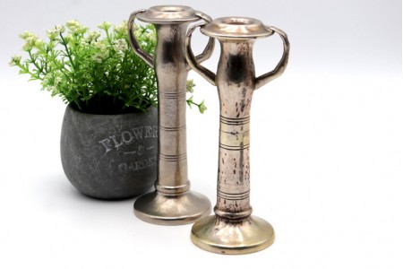 Castiçais em prata martelada com frisos duas pegas em forma de braços 